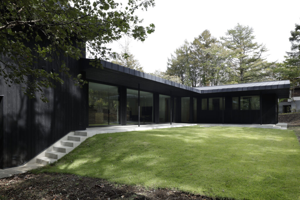 山中湖の家　山中湖畔の林の中に建つ別荘兼保養所