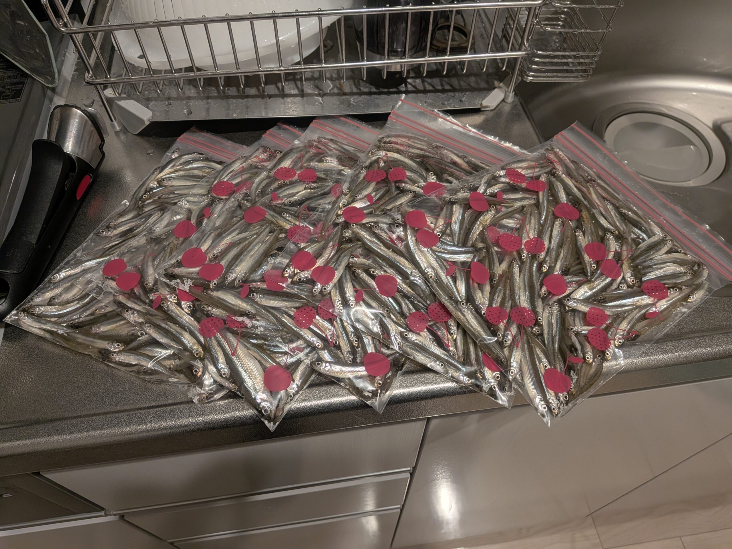 「地元の旬を」食卓に。営業部Aがこだわる、ワカサギ南蛮漬け作り